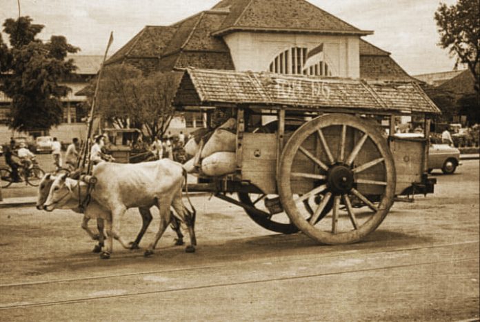 Foto cikar tengah melintas depan Kantor Pos Besar, Jalan Kebon Rojo Krembangan Surabaya, sekitar tahun 1970 an. (foto: Harrison Forman)