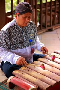 Foto Arief Eka bermain alat musik tradisional glondang
