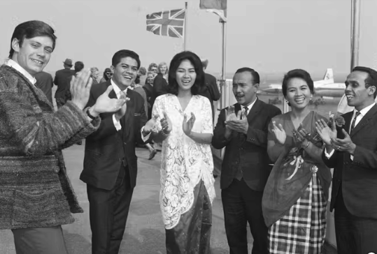 Foto De Lensoist saat tiba di London 5 Juni 1965