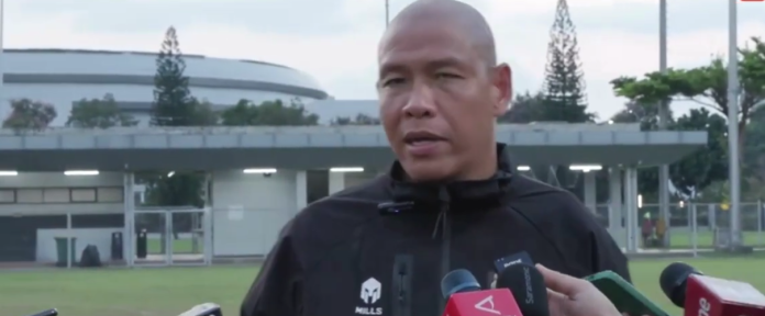 Foto Nova Arianto Pelatih Timnas U-16 saat diwawancarai media di Lapangan B Senayan Jakarta