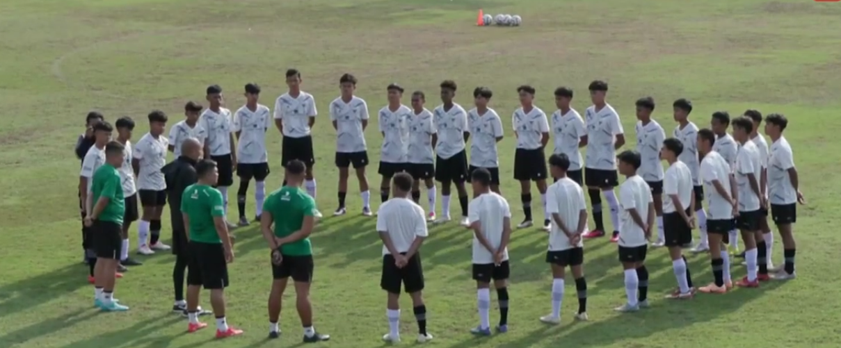 Foto Coach Nova memimpin briefing menjelang seleksi gelombang pertama Timnas U-16 di Lapangan B Senayan Jakarta