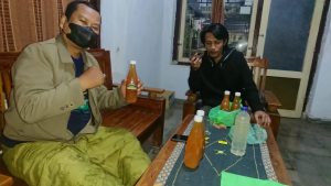 Foto membeli jamu herbal tradisional produk lokal