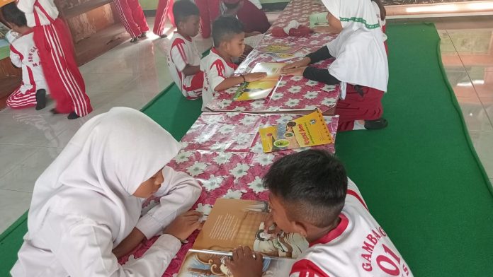Foto anak-anak membaca di perpustakaan