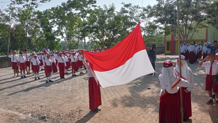 Foto upacara bendera di sekolah