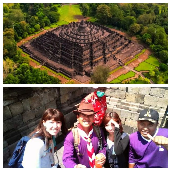 Gambar Candi Borobudur dan wisatawan lokal serta mancanegara