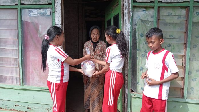 Foto Siswa Sekolah Dasar Bhakti Sosial Di Lingkungan Sekitar Sekolah