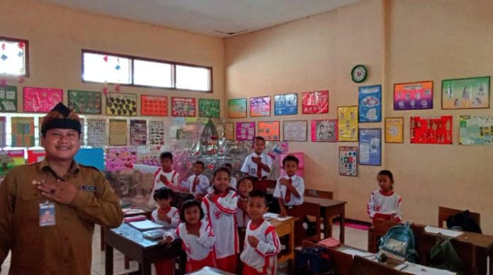 Foto guru dengan murid di kelas