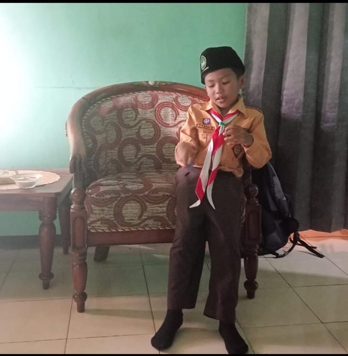 Foto anak bersiap berangkat ke sekolah